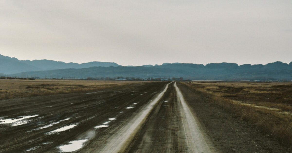 Дороги Казахстана. Дорога в поселке. Село Акжал. Абайская область. Дорога ремонт.