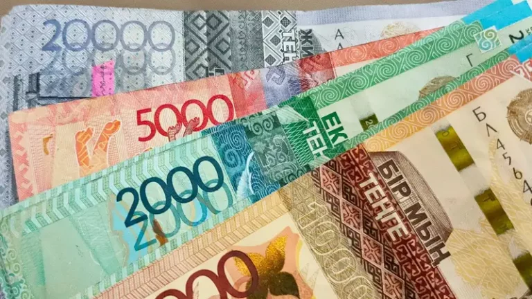 название тенге предложил академик. название тенге предложил академик. 100 тенге 1993. тенге бумажные. старые казахские деньги.