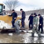 Сотрудники СОБР в подтапливаемых зонах Аягозского района оказывают помощь жителям.