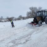 В Урджарском районе проводят очистку дорог от снега