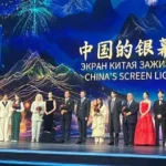 Казахстанские фильмы поборются за награды кинофестиваля в Китае Казахстанское кино представлено на фестивале в Китае, фото – Новости Zakon.kz от 04.07.2025 08:35Фото: пресс-служба МКИ РК С 3 по 7 июля на кинофестивале стран ШОС-2025 в китайском Чунцине Казахстан представит две киноленты, сообщает Zakon.kz. По данным пресс-службы Министерства культуры и информации Казахстана, это киноленты “Операция Набат” и “Братья”.  Фильм “Операция Набат” режиссера Рашида Сулейменова основан на реальных событиях. Это драма о громкой спецоперации казахстанских силовых структур. Фильм снят на киностудии “Казахфильм” при поддержке Министерства культуры и информации РК и центра кино Казахстана.  Фильм “Братья” режиссера Дархана Тулегенова получил более 15 международных наград, включая премию Spirit of Cinema на Oldenburg International Film Festival в Германии. Картину создала студия Golden Man Media при поддержке Министерства культуры и информации РК и Государственного центра поддержки национального кино.    Фото: пресс-служба МКИ РК  В основном конкурсе принимают участие 20 кинолент из Беларуси, Ирана, Казахстана, Китая, Кыргызстана, Монголии, Пакистана, России, Таджикистана и Узбекистана. На 6 июля запланировано вручение кинопремии “Золотая камелия”. Награды будут присуждаться в 10 номинациях, среди которых премии за лучший фильм, режиссуру, сценарий, актерскую работу.  В этот же день, 6 июля, в Казахстане отметят День домбры.