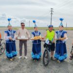 На велосипеде из Алматы: в Семей прибыл экоактивист с важной миссией