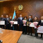 Аким области отметил актеров театра, вернувшихся с победой в конкурсах