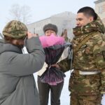 Приняв присягу, солдат сделал предложение своей возлюбленной