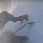  Полицейский в области Абай вместе с сельчанами откопал автомобиль, застрявший в снежном заносе