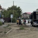 Автобусы не могут подъехать к остановке: на улице Сатпаева требуют полноценного ремонта дороги